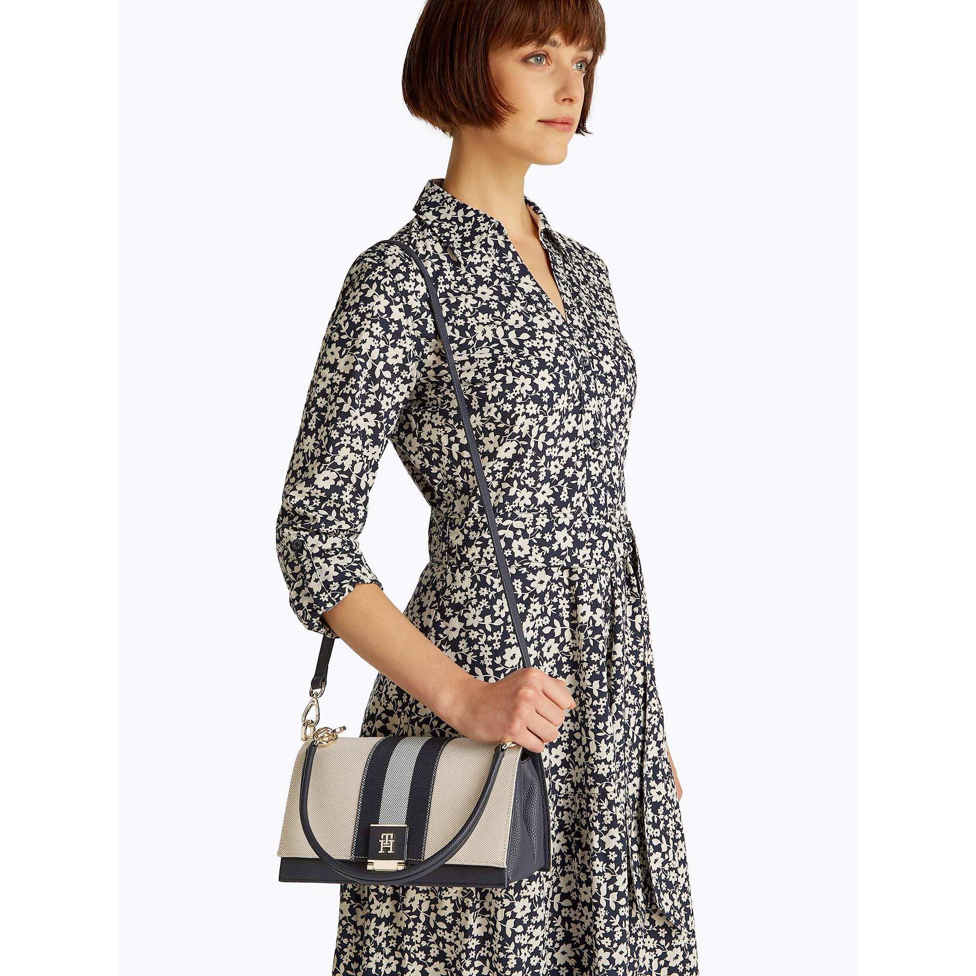 TH_HER_MED_CROSSOVER_CANVAS_STR_AW0AW17404_DW6_Image_5