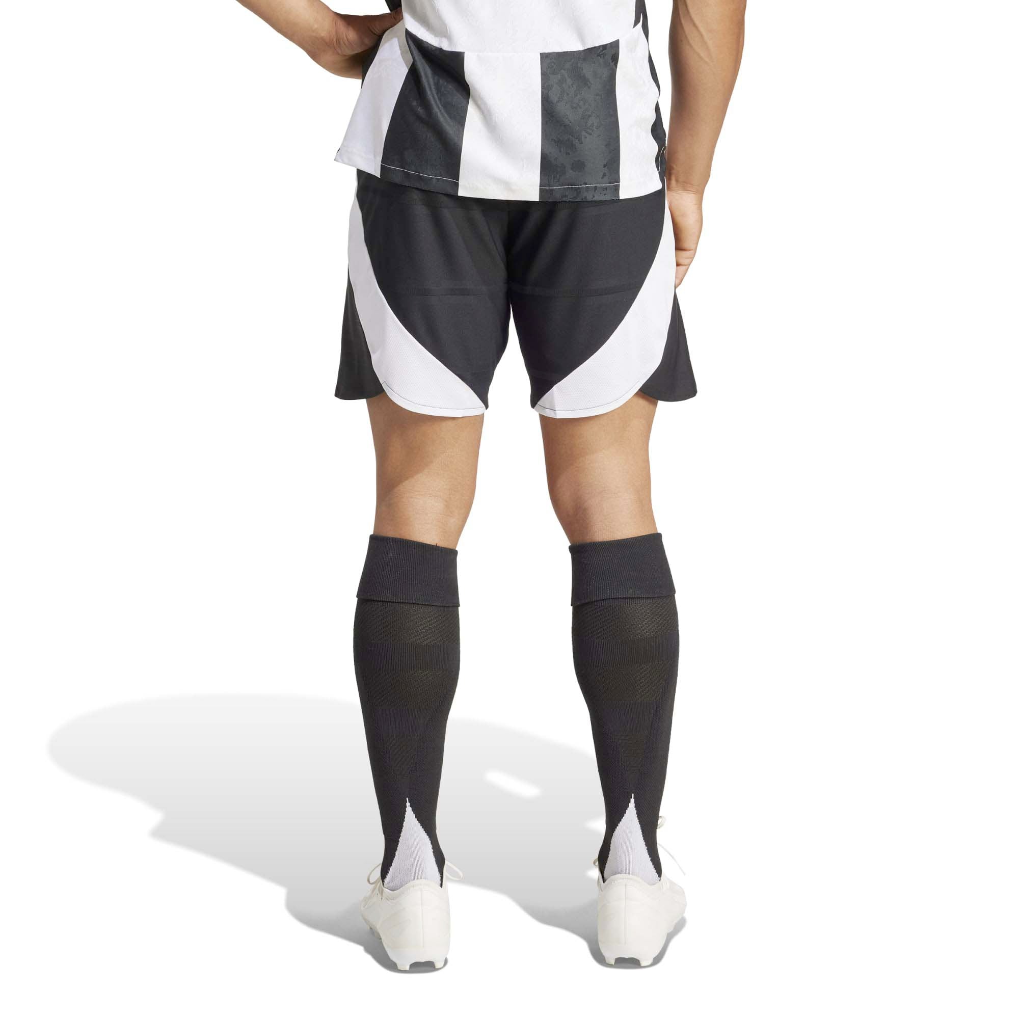 JUVE_H_AU_SHO_IT6049_BLACKWH_Image_3