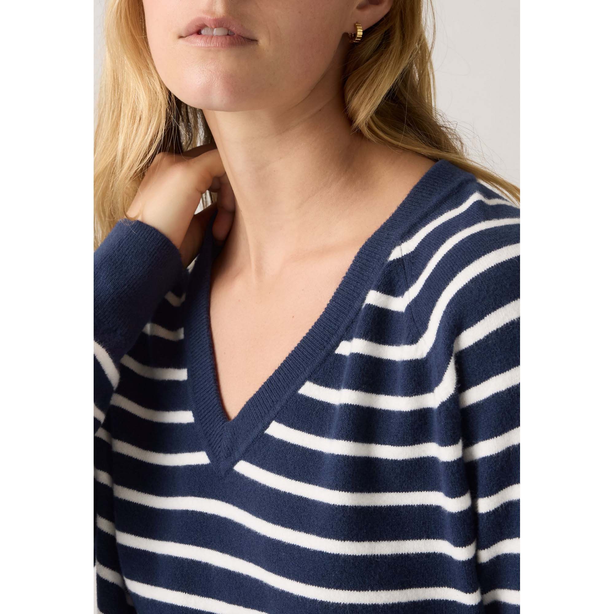 TARA_VNECK_PULLOVER_PARISIENNE_STRIPE_PE_0046F_0002_Image_4